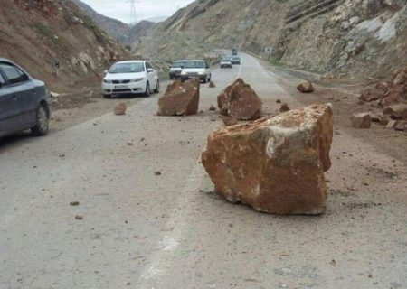 معاون راهداری فارس: ریزش کوه در محور کازرون به شیراز پاکسازی شد