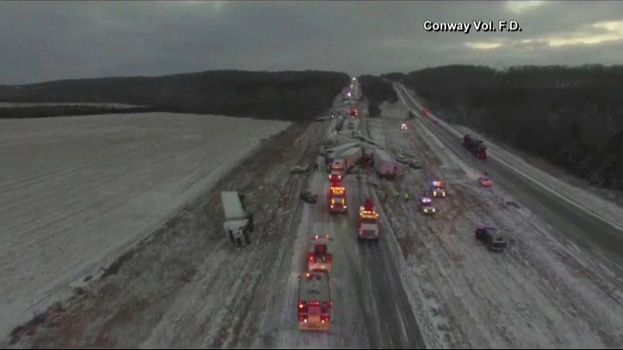 تصادف ۳۰ خودرو در برف و بوران میسوری آمریکا