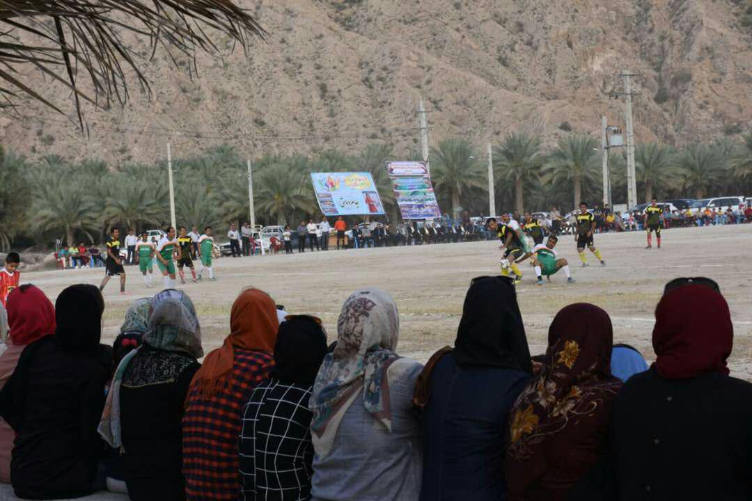 زنان روستای «شاهیجان» بوشهر به تماشای فوتبال مردان نشستند