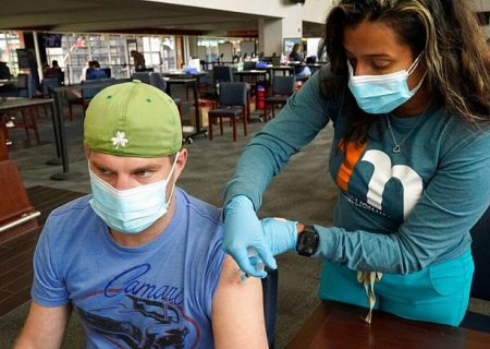 نتیجه یک پژوهش: افراد واکسینه شده می‌توانند به اندازه دیگران ناقل کرونا باشند