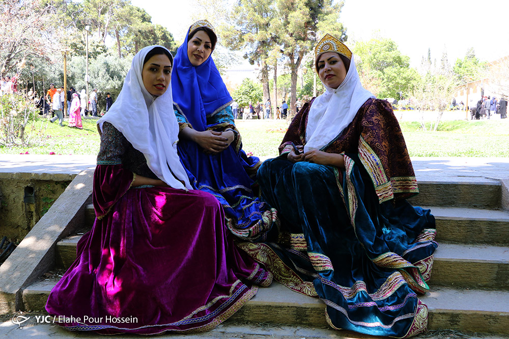 آلبوم عکس؛ مسافران نوروزی در باغ ارم شیراز