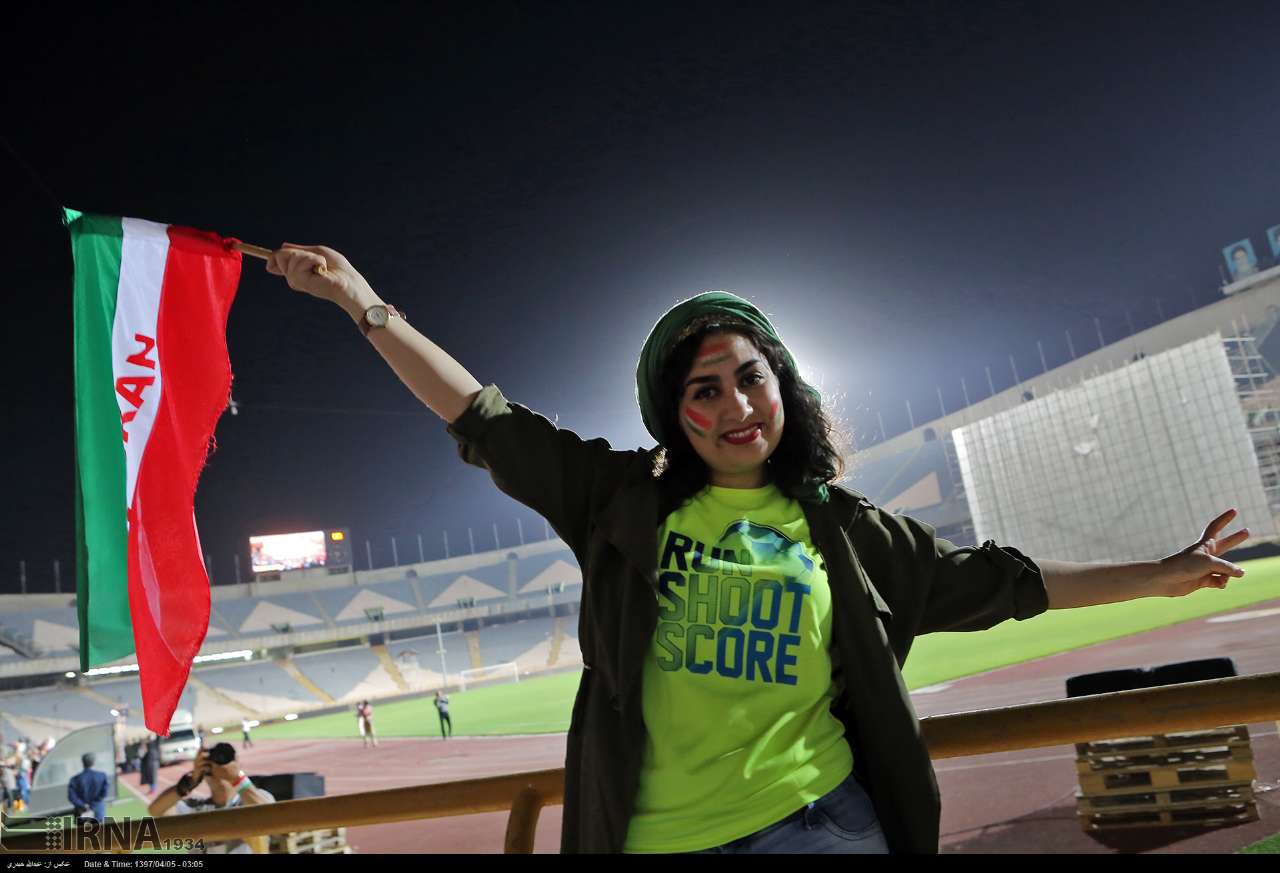 آلبوم عکس؛ تماشای بازی فوتبال ایران و پرتغال در ورزشگاه آزادی