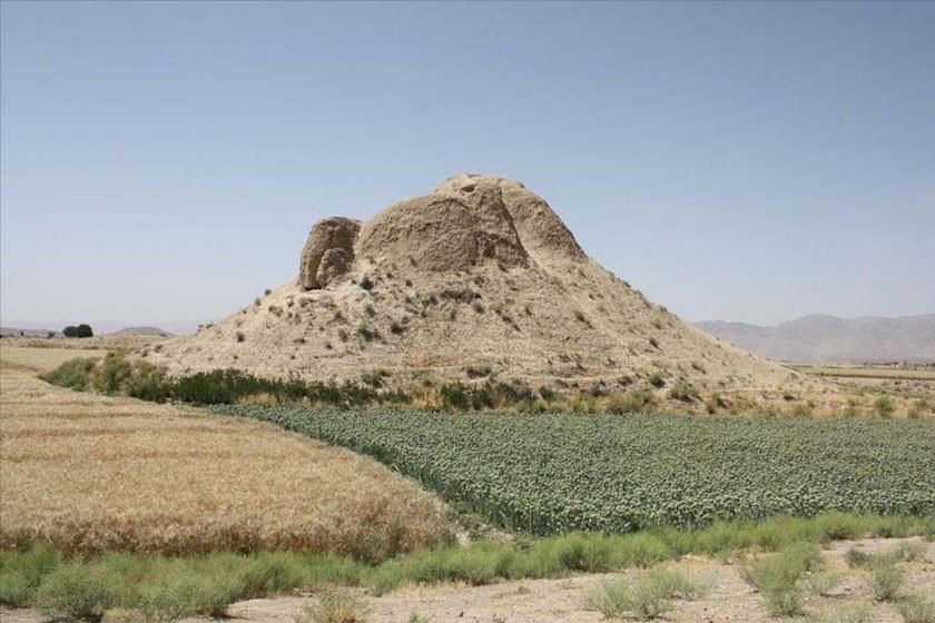 تل ضحاک؛ محوطه‌ای فراموش‌شده در مرکز فارس