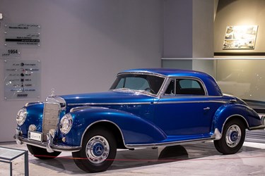 نمایش خودروهای تاریخی در نمایشگاه گردشگری پارس