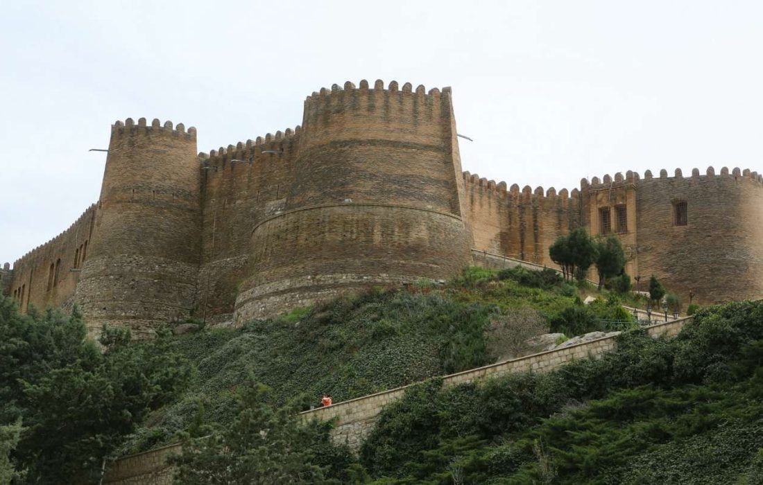 کابل‌کشی در دیواره‌های قلعه تاریخی “فلک الافلاک” خرم‌آباد