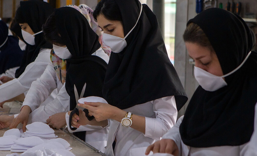 تولید ماسک توسط دانشجویان دانشکده فنی و حرفه‌ای دختران شیراز