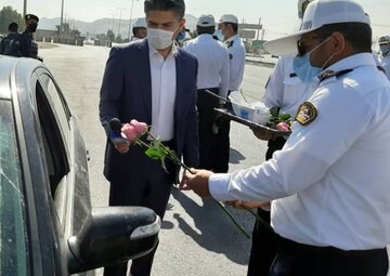پلیس شیراز، مسافران را با شاخه گل بدرقه کرد