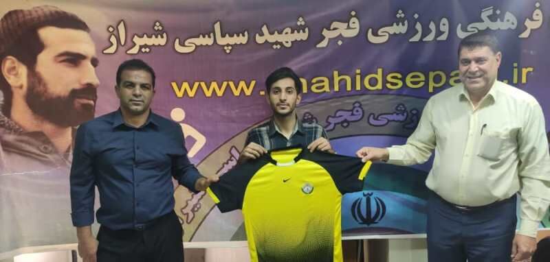 تیم فجرسپاسی شیراز بدون سرمربی به مصاف خوشه‌ طلایی ساوه می‌رود