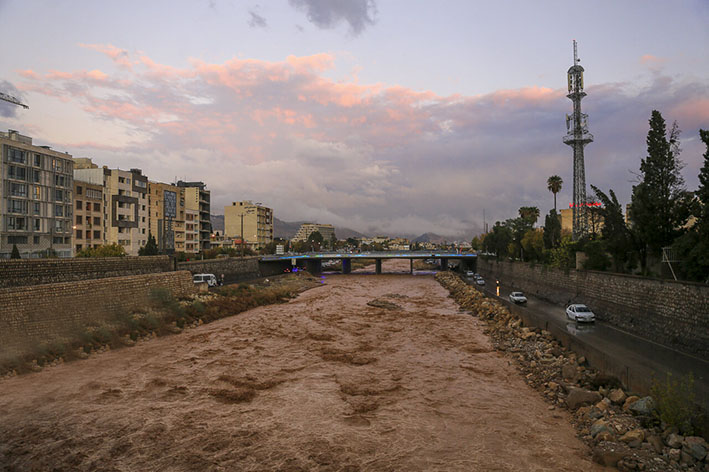 جاری شدن سیلاب و دشواری‌های مردم در فارس