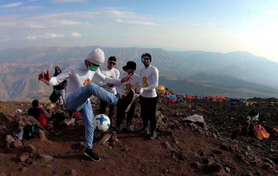 هنرنمایی یک شیرازی با توپ فوتبال بر فراز قله دماوند