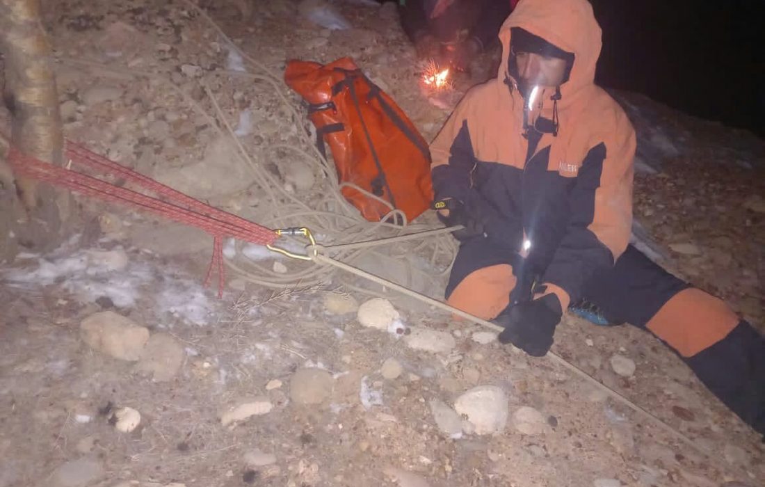 ۳ کوهپیمای گمشده در محاصره یخبندان کوه سرخ شیراز نجات یافتند