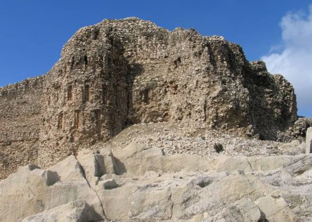 قلعه دختر بیشاپور کازرون نیاز به حصار کشی دارد