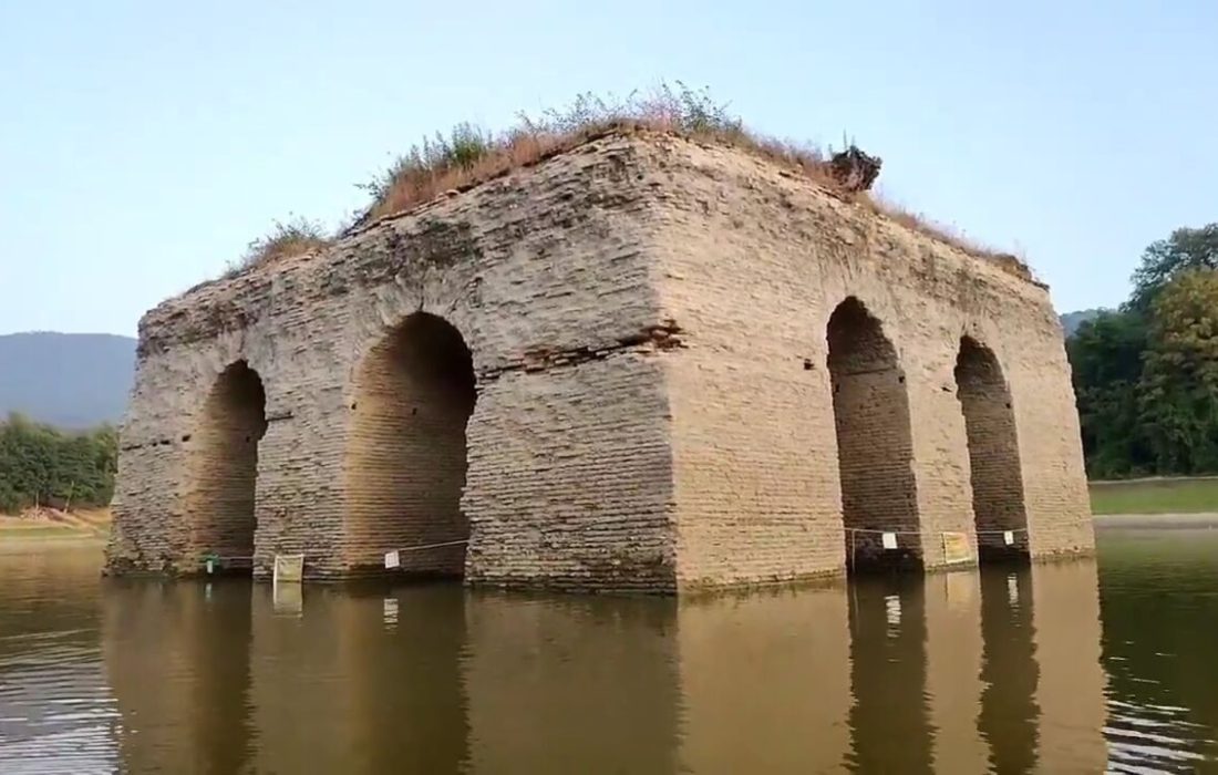 دلیل شکاف روی بنای تاریخی دریاچه عباس‌آباد چیست؟
