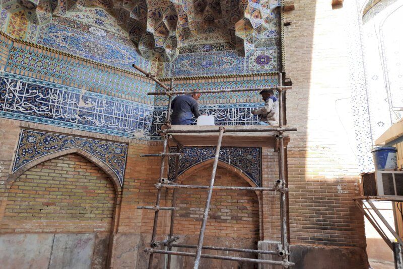 مرمت بخشی از کاشی‌کاری‌های مسجد جامع عتیق شیراز آغاز شد