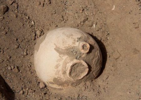 اشیای تاریخی از حفاران در فیروزآباد کشف شد
