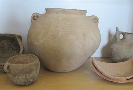 کشف ۵ ظرف سفالی هزاره اول قبل از میلاد در روستای انذر طارم