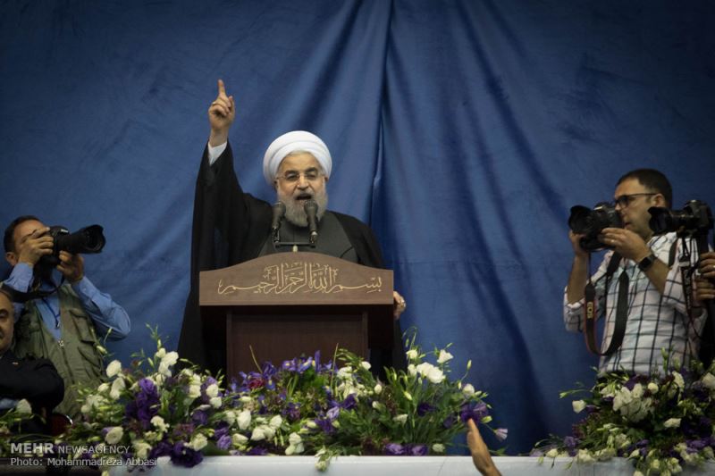 حسن روحانی: به رهبری گزارش دروغ می‌دهند