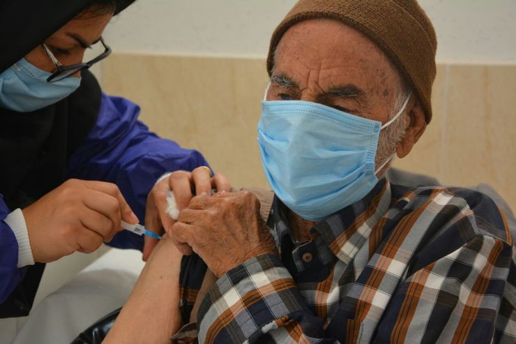 سالمندان حتما نوبت سوم واکسن کرونا را دریافت کنند