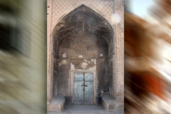 سردر اصلی باغ ایلخانی شیراز نیازمند تعمیر و مرمت است