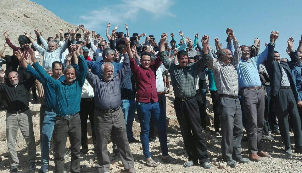 زنجیره انسانی در یکی از شهرهای فارس برای جلوگیری از تخریب کوه