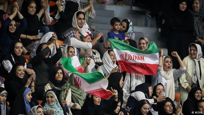 نتایج یک نظرسنجی: بیش از 61 درصد موافق حضور زنان ایرانی در ورزشگاه‌ها هستند