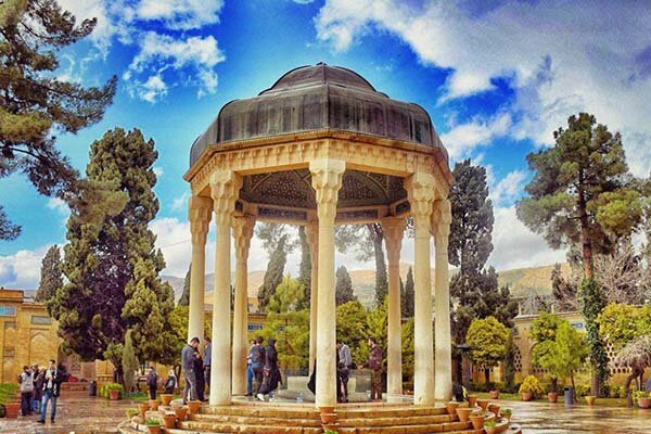پدیدارشناسی سفر به شیراز و تفسیر کارکردهای هویتی آن
