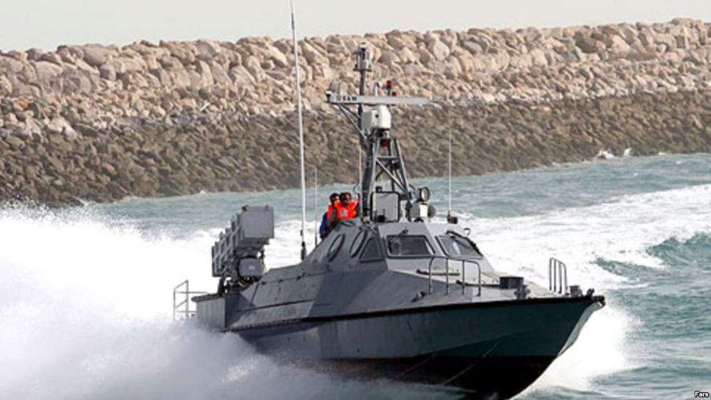 فرمانده آمریکایی مدعی رفتار «غیر حرفه‌ای» یک قایق ایرانی در تنگه هرمز شد