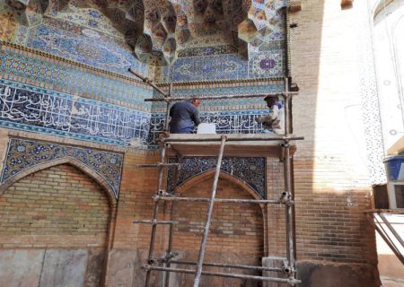 مرمت بخشی از کتیبه کاشی‌کاری‌ مسجد جامع عتیق شیراز