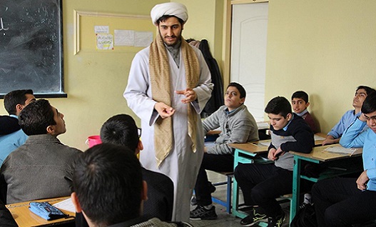 روحانیون برای “گسترش امور دینی” به مدارس فارس می‌روند