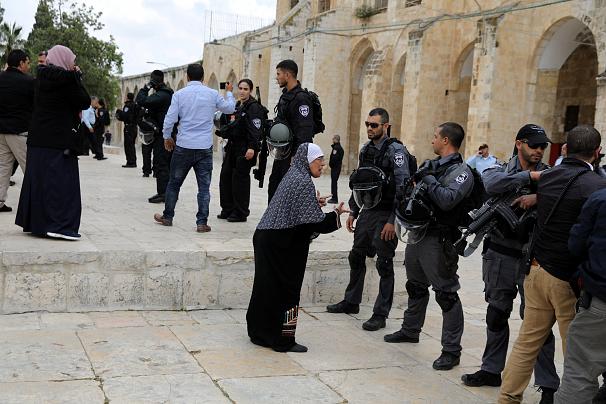 درگیری صدها اسرائیلی با فلسطینیان در محوطه مسجد الاقصی