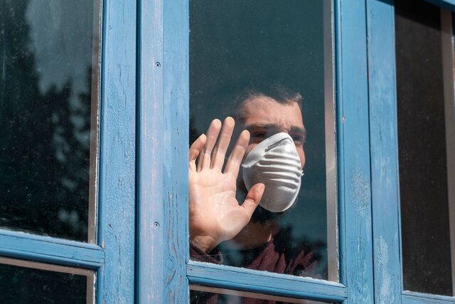 مقام علوم پزشکی شیراز: قرنطینه نکنیم کرونا قتل عام می‌کند