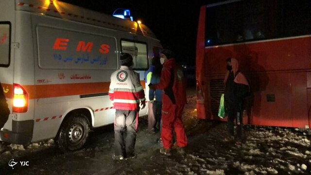 برخورد اتوبوس با کوه در شمال فارس باعث مصدومیت ۵ نفر شد
