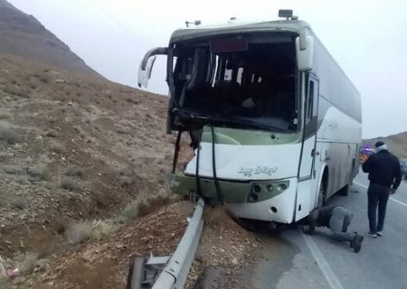 تصادف اتوبوس و گاردریل در فارس؛ انتقال ٩ مصدوم به بیمارستان