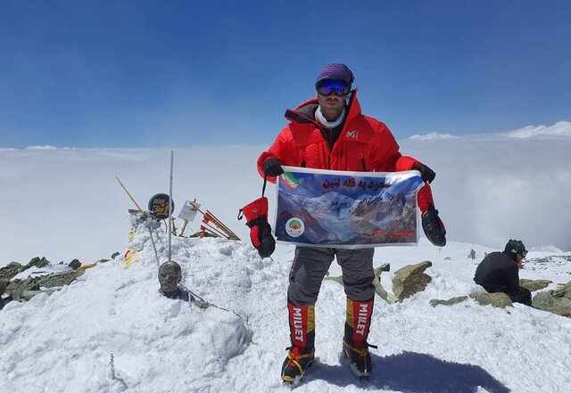 صعود کوهنورد شیرازی به قله لنین در قرقیزستان