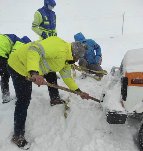 امدادرسانی تکنسین‌های اورژانس اقلید در یک ماموریت برفی