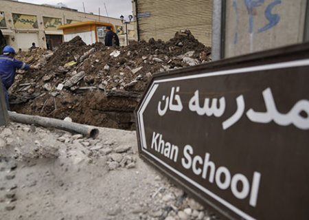 فرونشست خیابان لطفعلی‌خان زند شیراز؛ احتمال آسیب به مدرسه خان