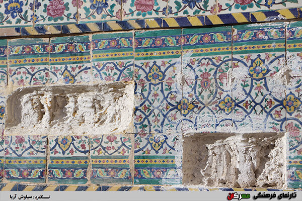 تخریب کاشی‌های مسجد وکیل شیراز