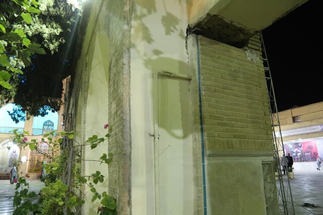 دیوار تاریخی حرم علی‌بن حمزه شیراز در آستانه تخریب کامل