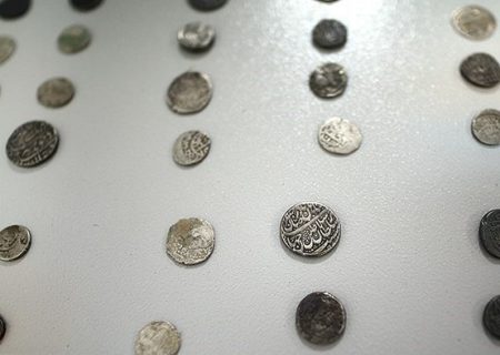 کشف اشیای تاریخی از ابزار فروش در شیراز