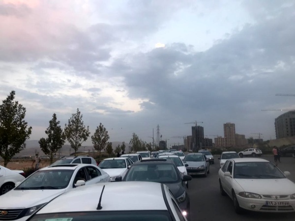 انتظار چند ساعته مردم شیراز برای دریافت واکسن در پارک دراک
