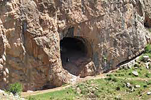 غار عصر مفرغی رودبار احتمالا مخفیگاه بوده است