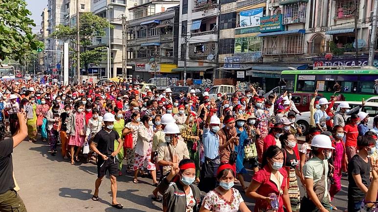 تظاهرات علیه کودتا در بزرگترین شهر میانمار؛ توئیتر و اینستاگرام هم مانند فیسبوک فیلتر شدند