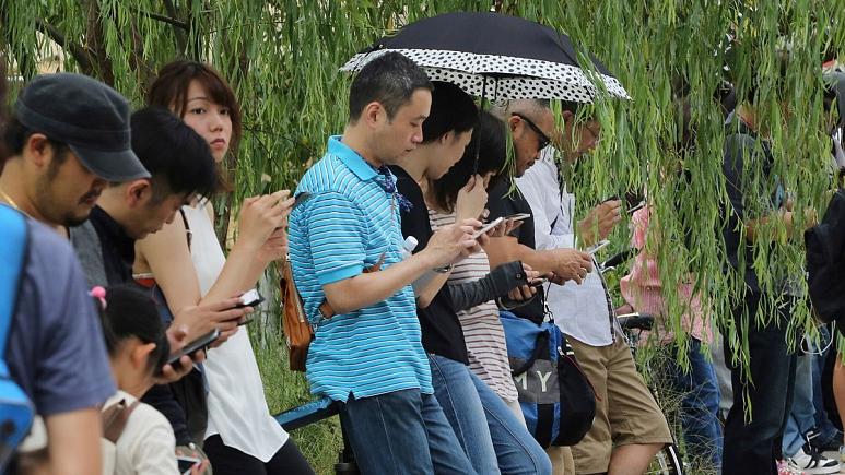 استفاده از تلفن همراه حین راه رفتن در یکی از شهرهای ژاپن ممنوع شد