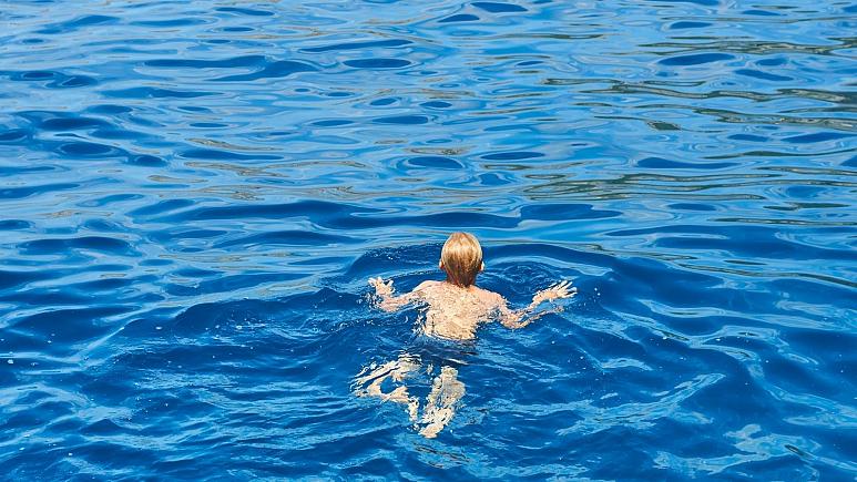 پسر ۷ ساله آمریکایی یک ساعت شنا کرد تا برای پدر و خواهرش درخواست کمک کند