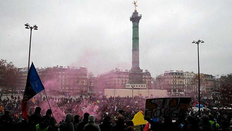 قانون منع پخش تصویر پلیس با سوء نیت، هزاران فرانسوی را به خیابان کشاند