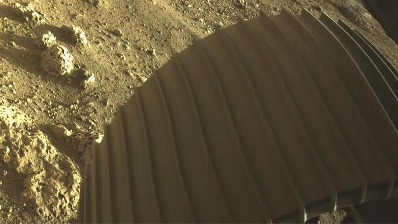 اولین تصاویر رنگی مریخ‌نورد «پشتکار» ناسا هنگام و بعد فرود