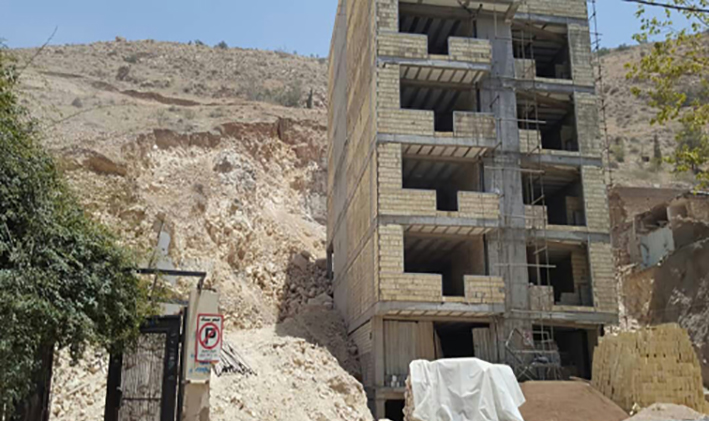 «تخلیه ساختمان‌ها در بخشی از بولوار جمهوری شیراز به دلیل ریزش کوه»