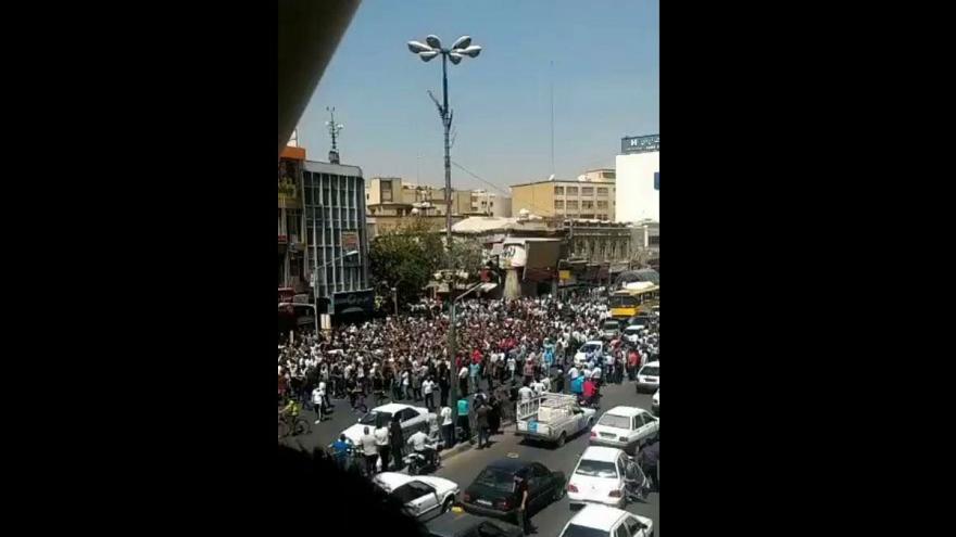 اعتراضات شیراز؛ «با وعده می‌خواهند اعتراضات را خاموش کنند»