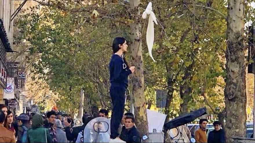 نسرین ستوده: دلیلی برای بازداشت «دختر خیابان انقلاب» وجود ندارد