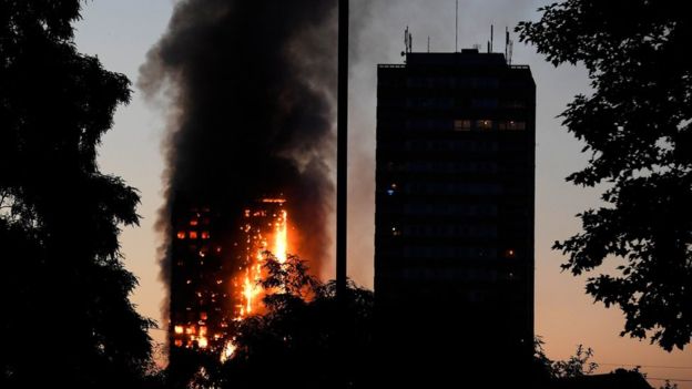 دست‌کم 12 نفر در آتش‌سوزی برج مسکونی لندن کشته شده‌اند